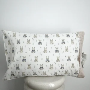Funda cojín LAZOS estampado CONEJITOS azul 40x60 CM
